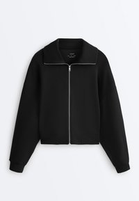 Črna jakna z zadrgo, širokim ovratnikom, dolgimi rokavi in rebrastimi manšetami, položena ravno na belem ozadju.