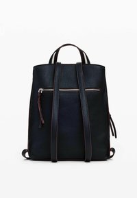 Schwarzer Leder-Rucksack mit strukturiertem Oberflächen, zwei Schultergurten, einem Handgriff oben und einer Fronttasche mit Reißverschluss, umrandet von burgunderfarbenen Nähten.
