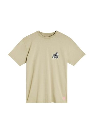 T-shirt en coton vert olive avec un petit graphique noir représentant une figure caricaturale sur une moto, avec du texte rose en bas.