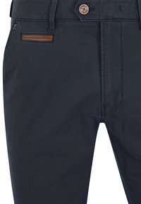 Donkergrijze broek met een bruin afgewerkt voorvak en een tan-knop met het label "Bardeur" op de tailleband.