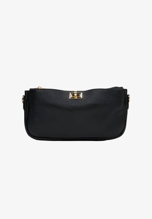 Czarna skórzana kopertówka o teksturowanym wykończeniu, z zapięciem w złotym kolorze z przodu oraz smukłym, prostokątnym kształcie.