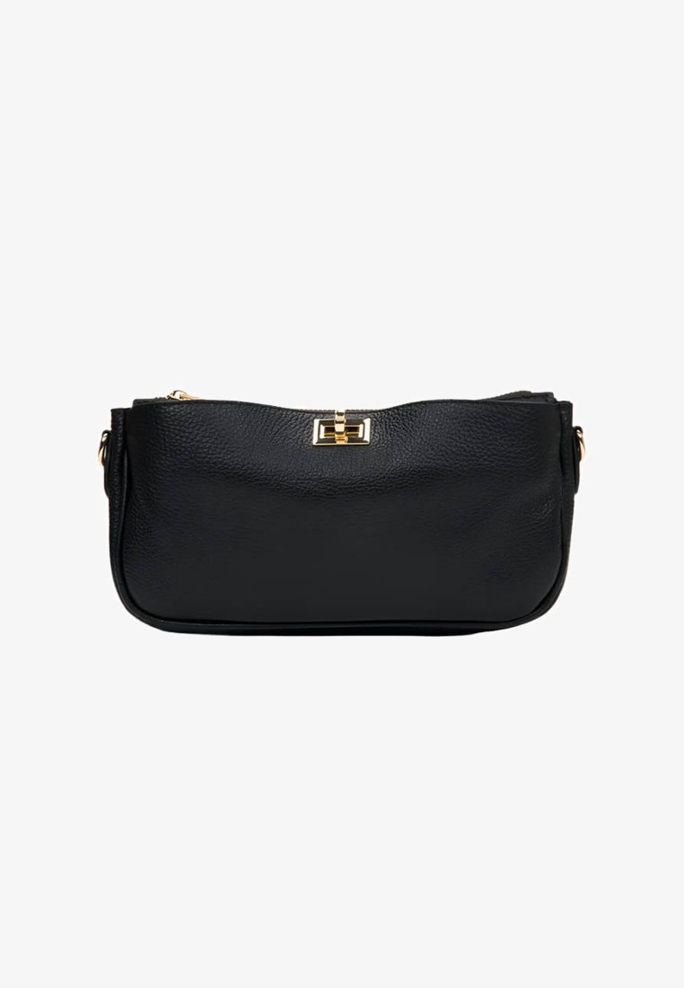 Zwarte leren clutch met een textuurafwerking, voorzien van een goudkleurige sluiting aan de voorkant en een slanke, rechthoekige vorm.
