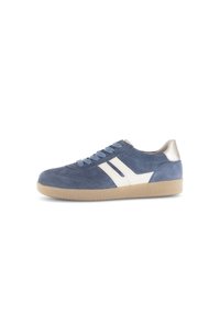 Sneaker in suede blu con strisce laterali crema, accentuazione crema sul tallone e suola in gomma testurizzata. Anche i lacci sono di un colore azzurro chiaro.