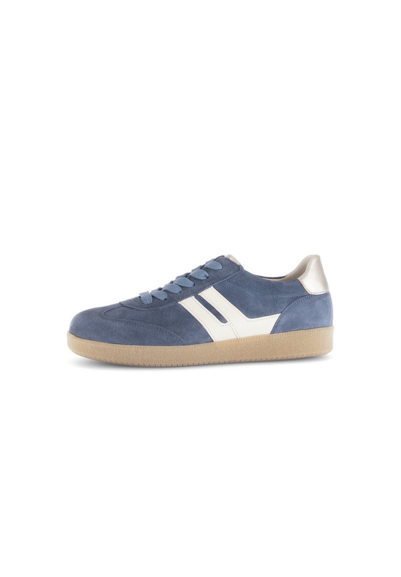 Sneaker in suede blu con strisce laterali crema, accentuazione crema sul tallone e suola in gomma testurizzata. Anche i lacci sono di un colore azzurro chiaro.