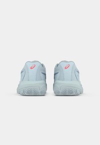 Světle modré sportovní boty s texturovaným svrškem, síťovinovými panely a gumovou podrážkou se zigzagovým vzorem. Logo v červené barvě na boku.