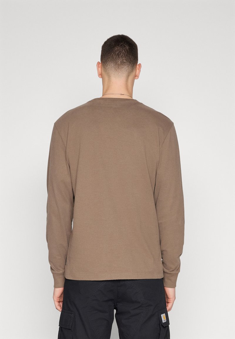 Braunes Langarm-T-Shirt aus Baumwolle mit Rundhals; hat eine glatte Textur und eine lässige Passform, von hinten gezeigt.