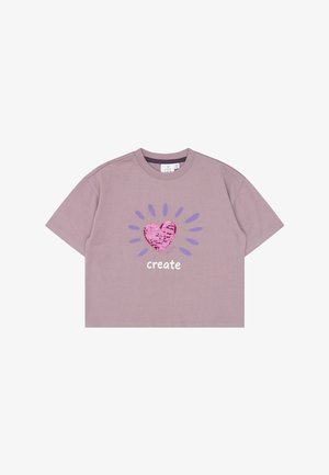 T-shirt court lilas avec un cœur rose en sequins et des rayons violets au-dessus du mot « create » en texte blanc.