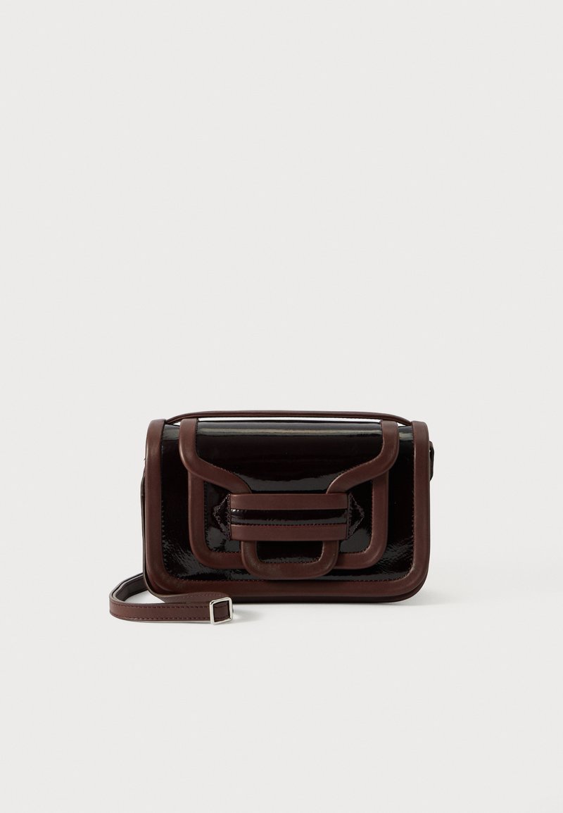 Borsa a tracolla in pelle marrone con finitura lucida patent, forma rettangolare, patta frontale, rifiniture a contrasto e tracolla regolabile.