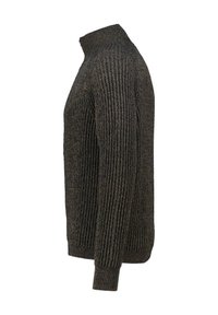 Stickad tröja i mörk olivgrön med vertikal ribbad struktur, hög krage och långa ärmar, som ger ett strukturerat utseende.