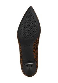 Semelle de chaussure à bout pointu en imprimé léopard avec une texture noire antidérapante et un petit talon, portant le logo Geox au centre.