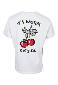 Άσπρο T-shirt με καρτούν σκουλήκι να κρέμεται από το κοτσάνι ενός κερασιού, δύο κόκκινα κεράσια, πράσινα φύλλα και το κείμενο «It's worm outside» στην πλάτη.
