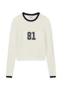 Crèmekleurige gebreide trui met een marineblauwe geribbelde ronde hals, lange mouwen en een opvallende geborduurde "81" in het midden.