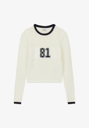 Maglione lavorato a maglia color crema con collo a coste blu navy, maniche lunghe e un evidente ricamo "81" al centro.