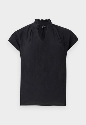 Sort kortærmet bluse med tekstureret stof, nøglehul-halsudskæring og flæset høj krave mod en ensartet lys grå baggrund.