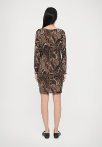 Φόρεμα μακρυμάνικο με σχέδιο paisley σε καφέ, χρυσό και κρεμ, με εφαρμοστή σιλουέτα που φτάνει μέχρι το μέσο του μηρού και στρογγυλή λαιμόκοψη.