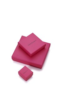 Tre scatole regalo rosa impilate, di dimensioni diverse. Le scatole hanno una texture liscia e opaca con il nome del marchio "YOKOAMI" stampato in nero sulla parte superiore.