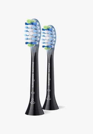 Twee zwarte Philips Sonicare C3 tandenborstelkoppen hebben blauwe, lichtblauwe en groene zachte haren, ontworpen voor effectieve plaqueverwijdering en tandvleeszorg.