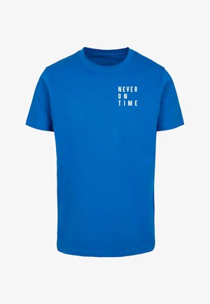 Kék, rövid ujjú pamut póló, kerek nyakkal; az elején fehér szöveg található: "SOHA NEM IDŐBEN".