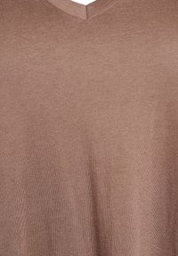 Suéter marrón de cuello en V, hecho de un suave tejido de punto acanalado con una textura lisa. Presenta un diseño ajustado y un ligero brillo.