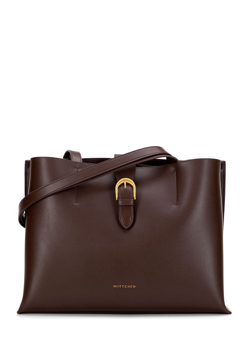 Borsa a tracolla in pelle marrone con dettaglio della fibbia in tonalità oro, design strutturato, tracolla singola e logo impresso sul frontale.