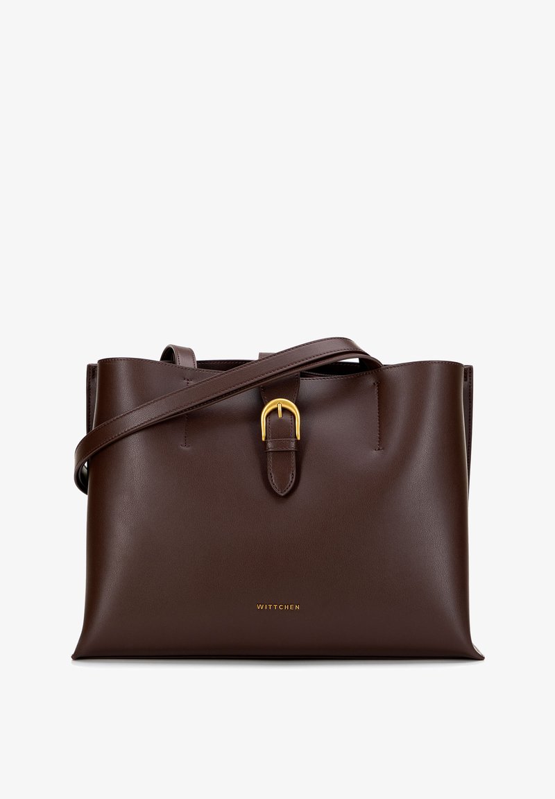 Borsa a tracolla in pelle marrone con dettaglio della fibbia in tonalità oro, design strutturato, tracolla singola e logo impresso sul frontale.