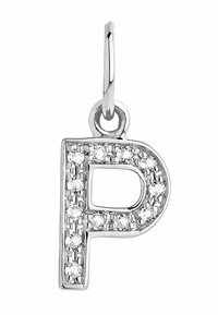Colgante de plata con forma de letra "P" incrustada de pequeños cristales claros, con un lazo en la parte superior para su sujeción.