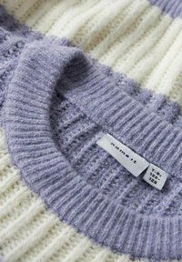 Maglione a maglia con strisce alternate di bianco crema e lavanda. Il colletto è a coste, realizzato con un filato peloso, con etichetta visibile con dettagli sulla taglia.