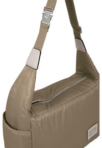 Beige nylon veske med polstret design, rektangulær form, glidelås lukking og justerbar stropp med metallspenne og logo aksent.