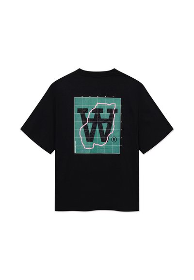 T-shirt noir à manches courtes avec un grand graphique carré bleu sarcelle au dos présentant un "W" noir et un contour rose irrégulier.