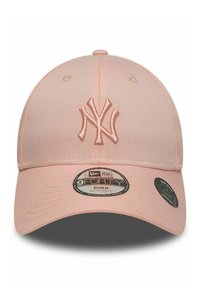 Cappellino rosa dei New York Yankees in tessuto con logo ricamato, visiera curva, cinturino regolabile e etichetta con la taglia per bambini.