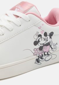 Vita sneakers med rosa accenter och en blänkande rosa tunga. Har en tryckt design av Mickey och Minnie Mouse med hjärtan.