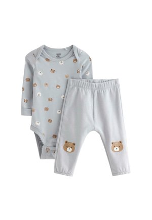Grå babybody med lange ærmer med små bjørneansigter som print og matchende grå bukser med to større bjørneansigter på knæene.