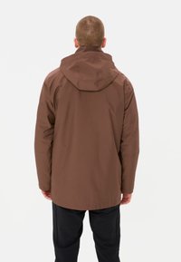 Giacca impermeabile marrone con cappuccio, caratterizzata da una vestibilità dritta e una texture liscia. Design minimalista, senza loghi o motivi visibili.