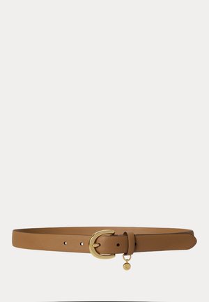 Ceinture en cuir marron avec une boucle dorée arrondie et un petit charme doré accroché près de la boucle, présentée sur un fond uni.
