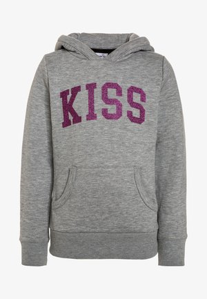 Grå hættetrøje med forlommer, med stor lilla glitrende tekst "KISS" på brystet.