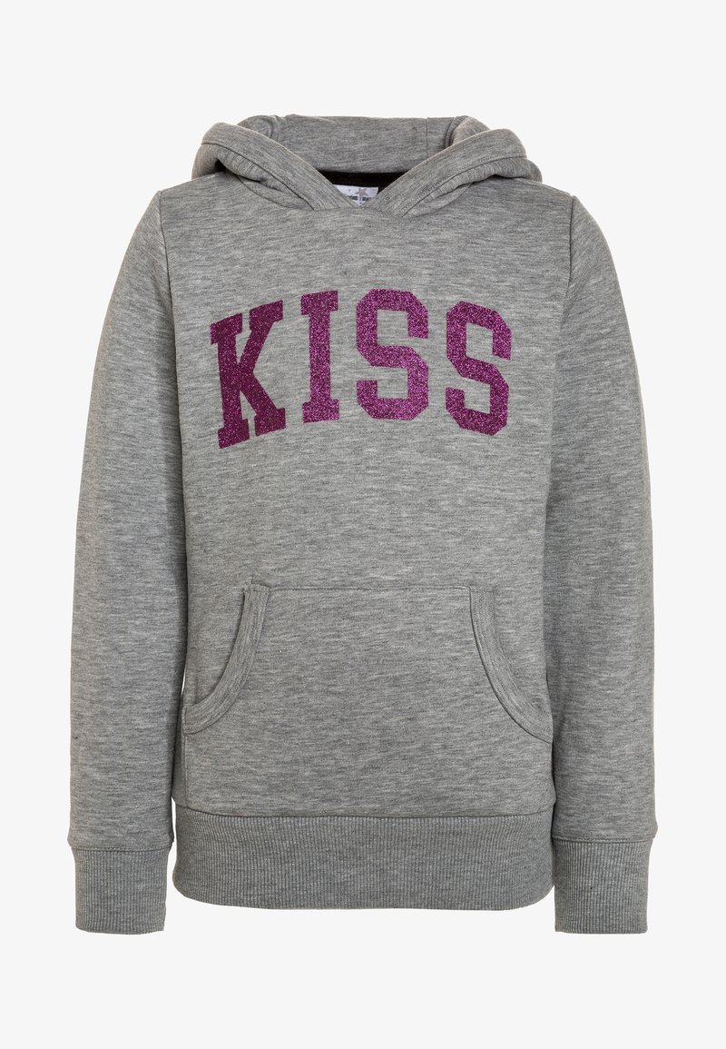 Sweat à capuche gris avec poche avant, présentant un grand texte violet pailleté "KISS" sur la poitrine.