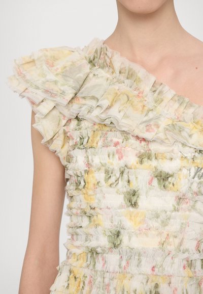 Bloemrokken jurk met een een-schouder ontwerp, gerimpelde randen en textiel in pastelkleuren groen, geel en roze.