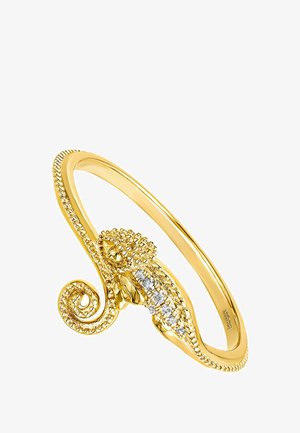 Pulsera de oro con un diseño texturizado de camaleón, adornada con piedras brillantes a lo largo de un lado y un acento en espiral en el otro extremo.