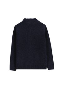 Granatowy sweter z prążkowanej dzianiny z wysokim kołnierzem, długimi rękawami i teksturowanym wykończeniem. Posiada luźny krój i minimalne detale.