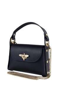 Navy leren handtas met een bovenhandvat en gouden bij-embleem. Het heeft een kettingband en ronde gouden accenten aan de zijkant. De textuur is gegalvaniseerd.