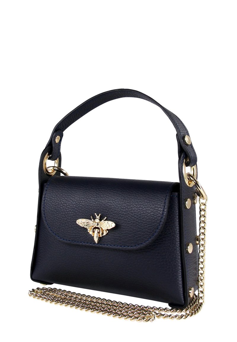 Navy leren handtas met een bovenhandvat en gouden bij-embleem. Het heeft een kettingband en ronde gouden accenten aan de zijkant. De textuur is gegalvaniseerd.