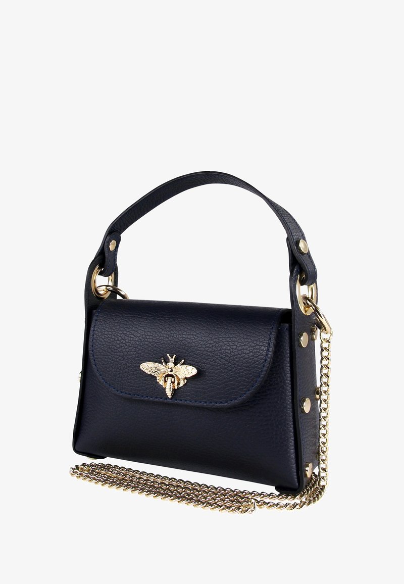 Navy leren handtas met een bovenhandvat en gouden bij-embleem. Het heeft een kettingband en ronde gouden accenten aan de zijkant. De textuur is gegalvaniseerd.