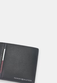 Portafoglio in pelle nera con texture liscia, dotato di uno scomparto per carte, logo del marchio impresso e forma rettangolare elegante.