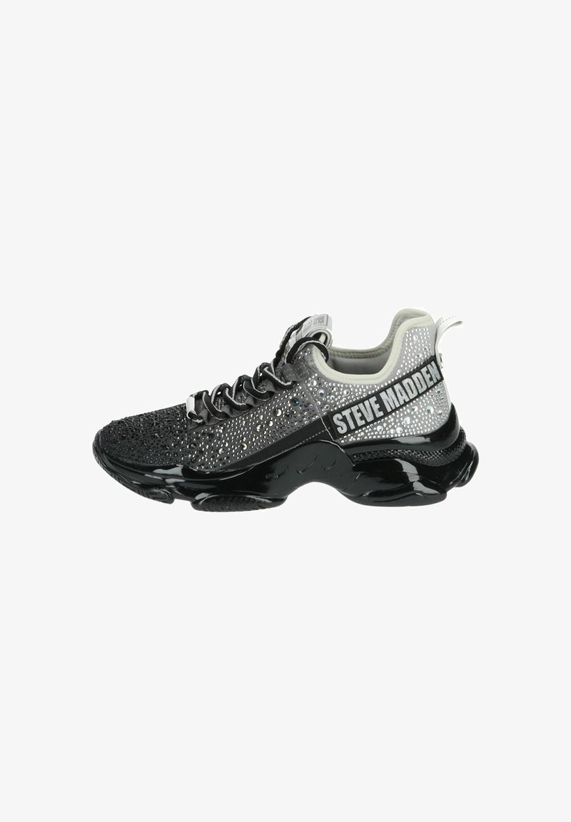 Melna sporta kurpe ar teksturētu virsējo daļu, kas rotāta ar rhinestones, masīvu melnu zoli un "STEVE MADDEN" logo baltā krāsā sānos.
