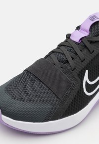Nike Performance MC TRAINER 2 - Sapatilha de treino - black/white/viotech/dark smoke grey/lilac