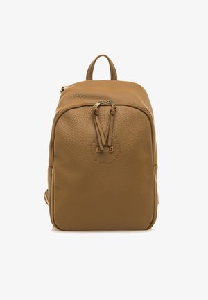 Mochila de cuero marrón claro con una superficie texturizada, cierre de doble cremallera y un asa superior. Cuenta con un logo circular en la parte frontal. Diseño compacto.