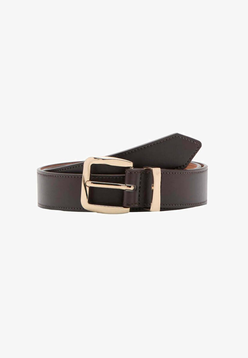 Ceinture en cuir marron foncé avec boucle rectangulaire dorée et passant, enroulée avec des coutures visibles le long des bords.