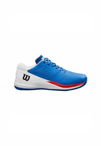 Scarpa da ginnastica blu con accenti bianchi, caratterizzata da un design testurizzato, logo prominente, dettagli rossi e una forma aerodinamica.