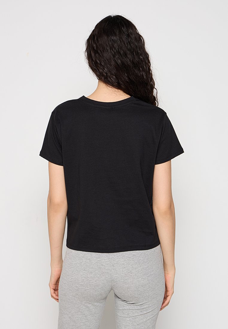 T-shirt nera a vita corta in cotone, con maniche corte, scollatura rotonda e una texture liscia vista da dietro.