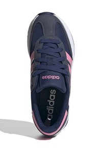 Mornarsko plava i ružičasta Adidas tenisica s vezicama, s vidljivim logotipom na jeziku i unutrašnjosti, prikazana iz gornjeg pogleda na bijeloj pozadini.